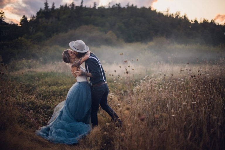 adventurous couple eloped in olympic national park