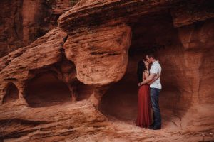 las vegas red rock couples session kiss