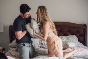 snuggle session, lifestyle photo session, in-home photo session, couples, couples lifestyle photo session, love, couples lifestyle photographer