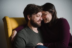 snuggle session, lifestyle photo session, in-home photo session, couples, couples lifestyle photo session, love, couples lifestyle photographer, yellow chair