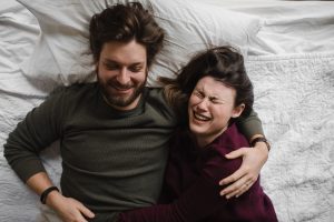 snuggle session, lifestyle photo session, in-home photo session, couples, couples lifestyle photo session, love, couples lifestyle photographer