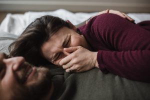 snuggle session, lifestyle photo session, in-home photo session, couples, couples lifestyle photo session, love, couples lifestyle photographer, laughter