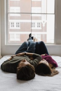 snuggle session, lifestyle photo session, in-home photo session, couples, couples lifestyle photo session, love, couples lifestyle photographer