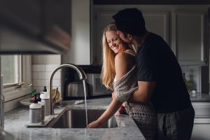 lifestyle photo session, in-home photo session, couples, couples lifestyle photo session, love, couples lifestyle photographer, kitchen photography