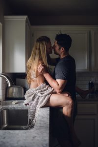 lifestyle photo session, in-home photo session, couples, couples lifestyle photo session, love, couples lifestyle photographer