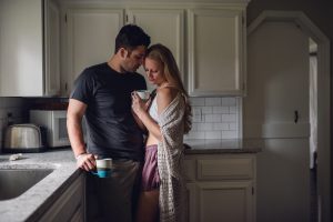 lifestyle photo session, in-home photo session, couples, couples lifestyle photo session, love, couples lifestyle photographer