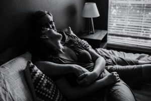 couple's lifestyle snuggle session, lifestyle photo session, in-home photo session, couples, couples lifestyle photo session, love, couples lifestyle photographer, black and white, bedroom