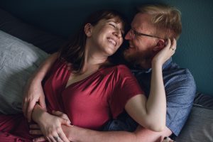 couple's lifestyle snuggle session, lifestyle photo session, in-home photo session, couples, couples lifestyle photo session, love, couples lifestyle photographer