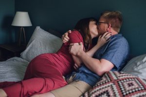 snuggle session, lifestyle photo session, in-home photo session, couples, couples lifestyle photo session, love, couples lifestyle photographer